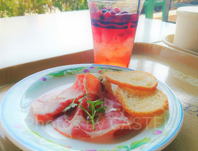 カフェ・ポルトフィーノ:コールドミートの盛り合わせ&カクテル