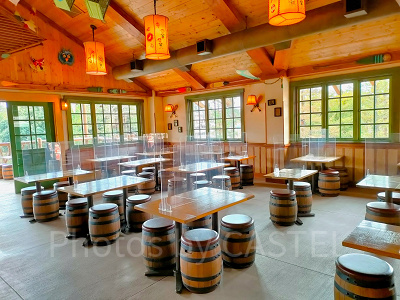 キャンプ・ウッドチャック・キッチン:飲食スペース内装