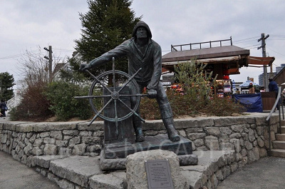 ジョーズ前の船長銅像／USJ