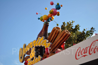 おさるのジョージアトラクション前のカート看板(大きなチュロスのオブジェ)