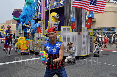 ウォーターサプライズパレードで水鉄砲を発射するキャスト