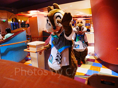 カリフォルニア・アナハイムディズニーのキャラクターダイニング：怒涛のグリーティングラッシュ！