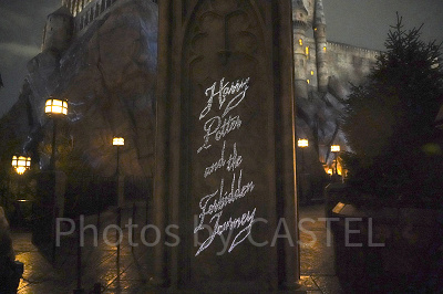 アトラクション入口に夜になると浮かび上がる文字