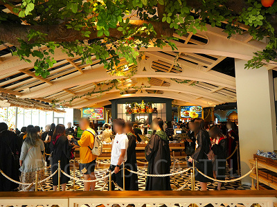 バックロットカフェの会計待ち列