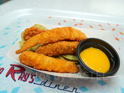 チキンテンダー&コーンチップス、チーズソース