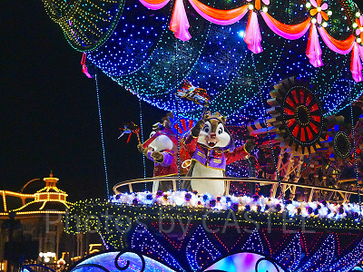 チップとデールも手に飾りを持っています