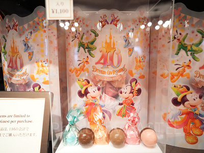 ディズニー40周年グッズ102点！記念コスチュームを着たミッキーたちの