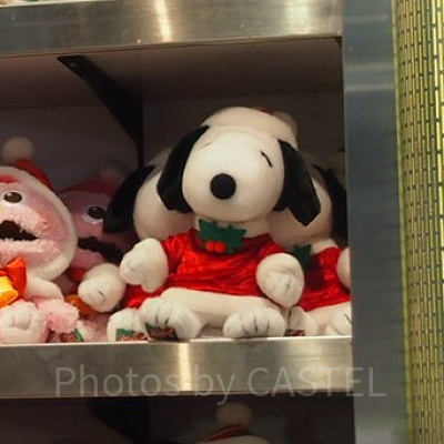 クリスマスコーデのスヌーピーのぬいぐるみ