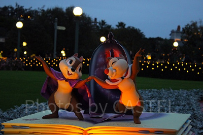 クリスマスのフォトスポット。チップとデールが美女と野獣に扮しています。