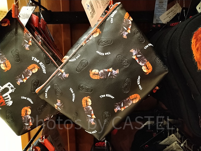 チャッキーの総柄ポーチ