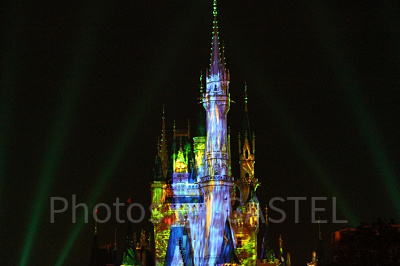 プロジェクターマッピングを使用したショーで飾られたシンデレラ城