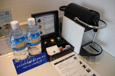 コーヒーマシンとペットボトルの水