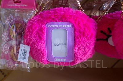 便利なパスケース付き（ポシェット裏）