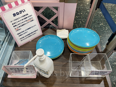 パーツを取るときに使うピンセットとプレート