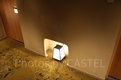 行灯がともる渚亭の廊下