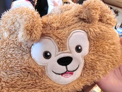 ディズニーシーで販売されているカバーオール。フードにはダッフィーの顔が付いてます