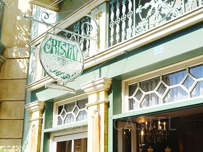 グラスの形の看板が目印！