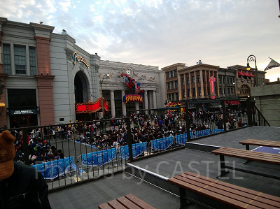 「クリスタルの約束」無料鑑賞エリアの様子/開始1時間前にはかなり後方まで人が埋まっている