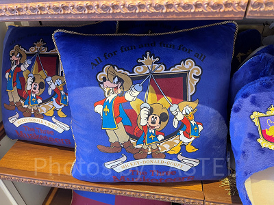 クッション(三銃士グッズ)