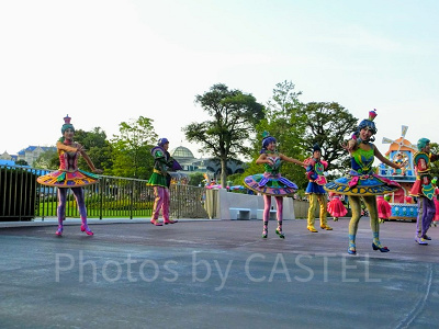 時計モチーフの衣装のダンサー