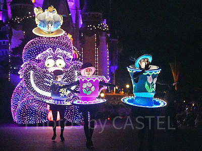 アリスとチェシャ猫のフロート前のダンサー