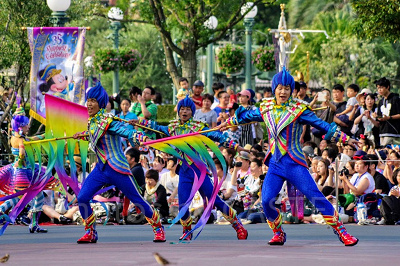 レインボーカラーのフラッグを持ったダンサー