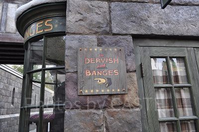 ハリー・ポッターエリアの「ダービッシュアンドバングズ」の看板/USJ