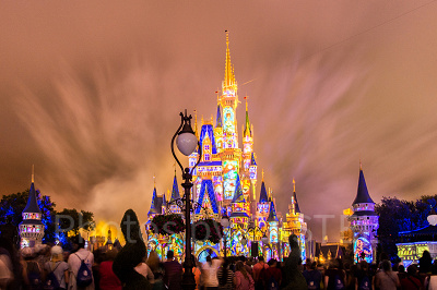 ステンドグラス風に映し出されるディズニーキャラクター　設定：16㎜ SS15.0 F10 ISO100（三脚使用・トリミングあり）