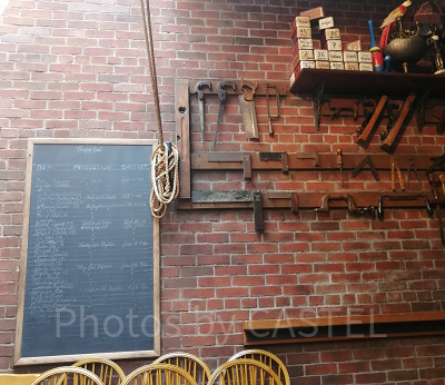 ディズニークイズ:この内装はどこのレストラン?