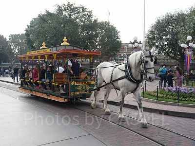 カリフォルニアアナハイムディズニーのアトラクション：メインストリート・ビークル