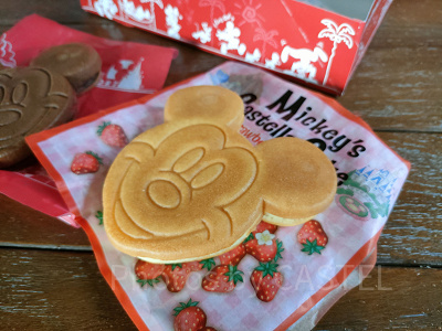 ディズニーランド食べ歩き：ミッキーカステラケーキ（ストロベリー）