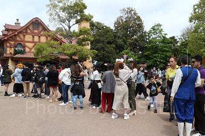 ディズニーランド5月混雑状況レポート：「美女と野獣“魔法のものがたり”」待ち列(12:00頃)
