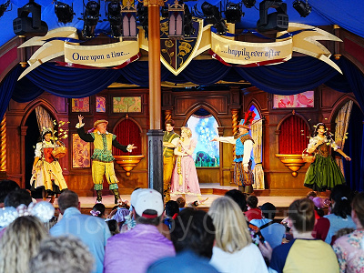 カリフォルニア・アナハイムディズニーランドリゾートのショー：ロイヤルシアターのラプンツェルショー