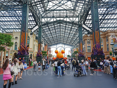 2025年のディズニーランドのハロウィンデコレーション