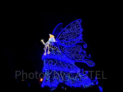 ディズニーランドの人気パレード「エレクトリカルパレード・ドリームライツ」