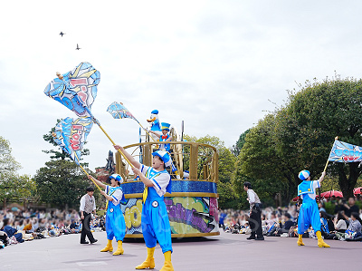 ドナルドのフロートがキャプテンフックス・ギャレー前で短時間停止