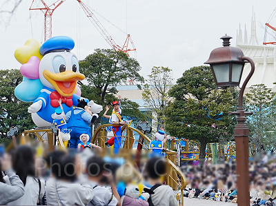 ピートのフロートにドナルドの巨大バルーンが出現した様子（クワッキーセレブレーション★ドナルド・ザ・レジェンド）