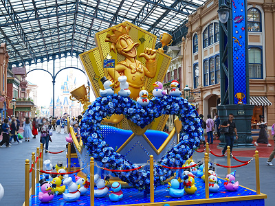 ドナルドのクワッキー・ダックシティのデコレーション