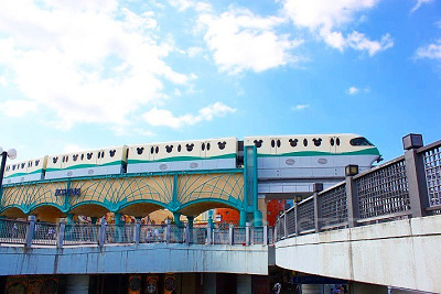 モノレールやシャトルバスで移動が楽！