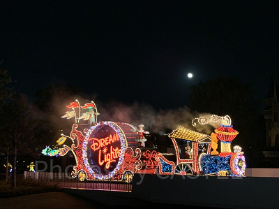 トゥモローランドテラスから見たエレクトリカルパレード