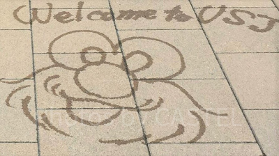 USJ駐車場の道に霧吹きで描かれたエルモ