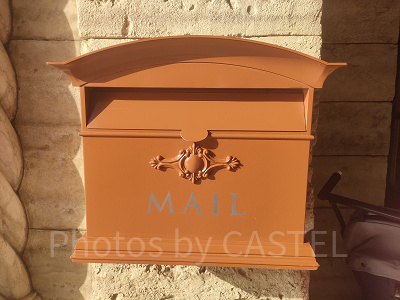 エンポーリオ入り口のポスト