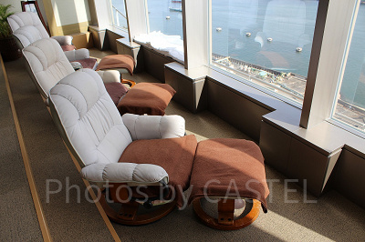 窓際で景色を眺めながらマッサージを