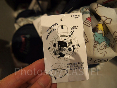 PEANUTS LAUNDRY(ピーナッツ・ランドリー)の総柄巾着ポーチの説明タグ