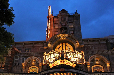 ブロードウェイ・ミュージックシアター外観