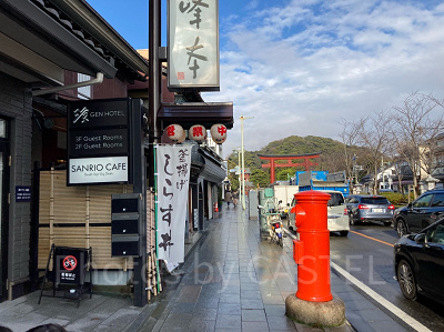 鶴岡八幡宮の鳥居が見える外観