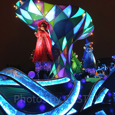 「光のマジック」をかけている妖精たち