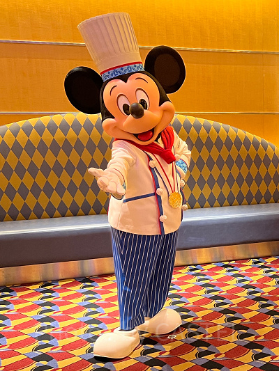 参考:アンバサダーホテルのシェフミッキーで会えるミッキー