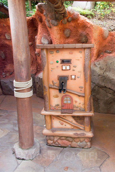 ファストパスはアトラクションのそばで発券できる