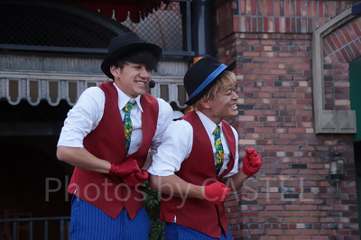 じゃれ合うダンサー